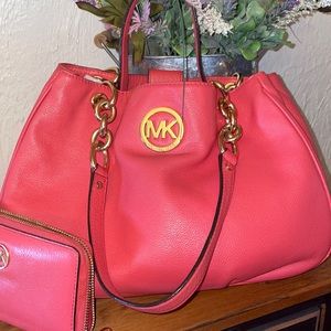 MICHAEL KORS CORAL SHOULDER BAG WITH MATCHING WALLET. GENTLY USED.
